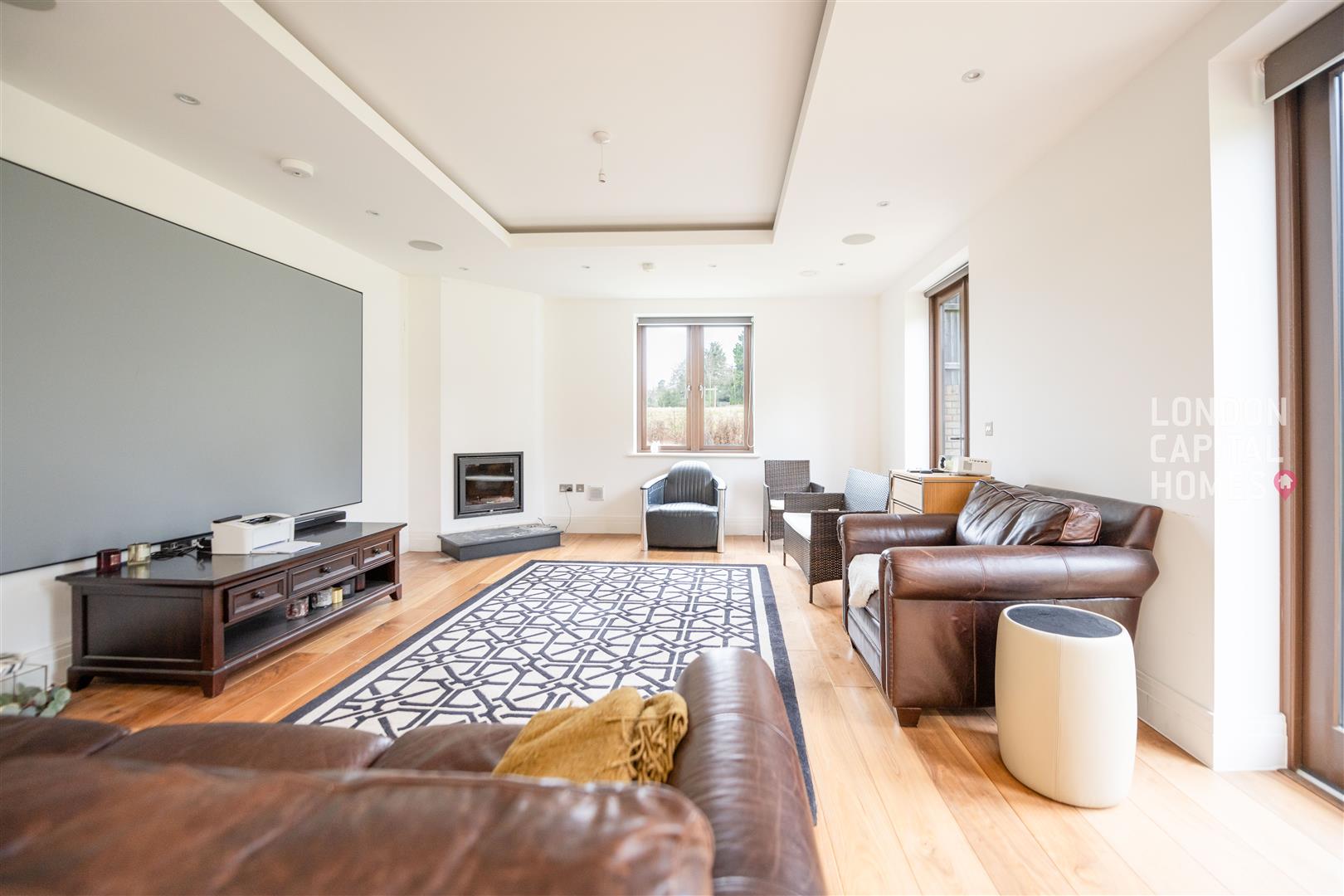 5 bed property in Duchess Crescent, Stanmore